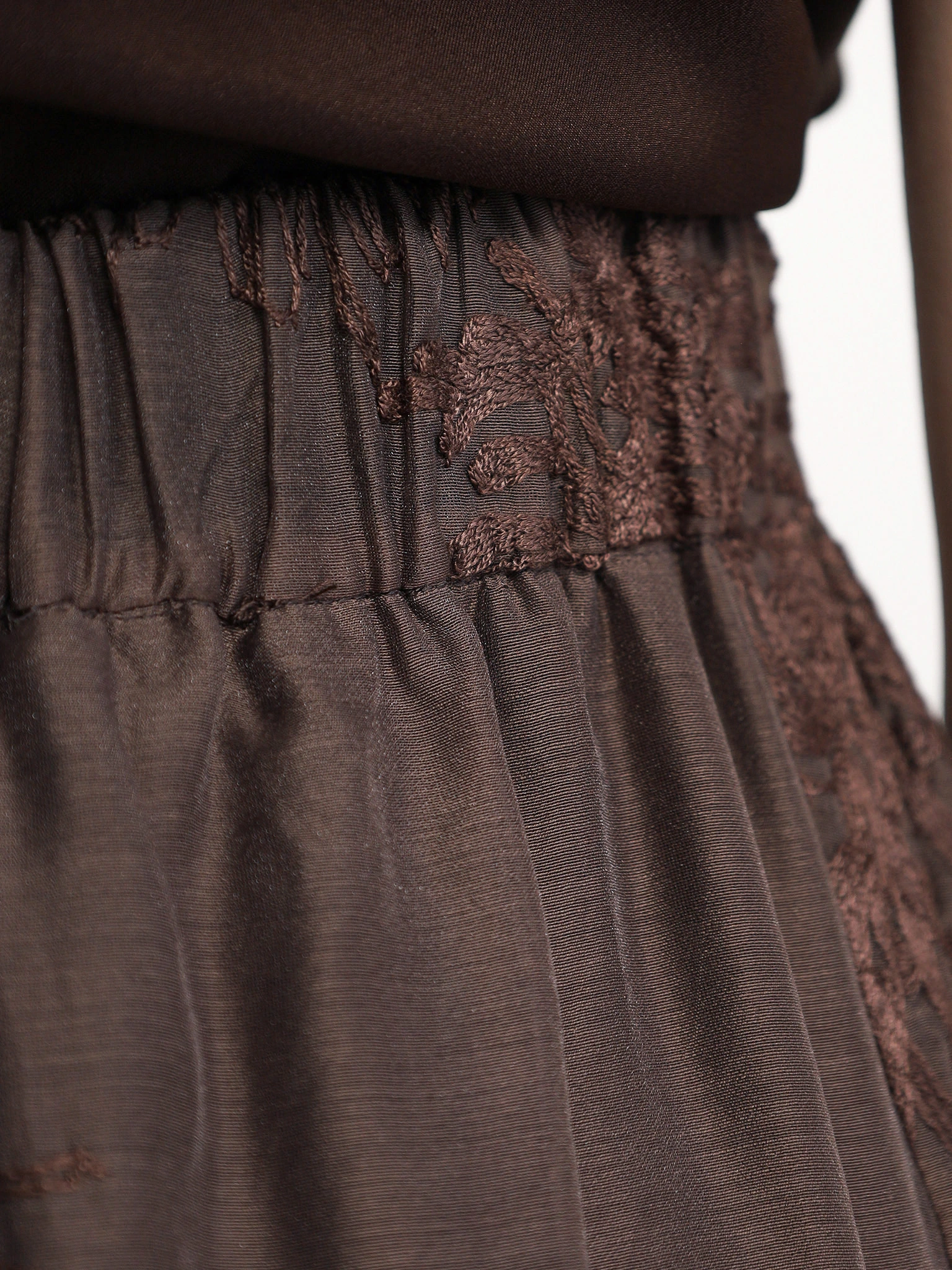 Юбка коричневого цвета с эластичным поясом